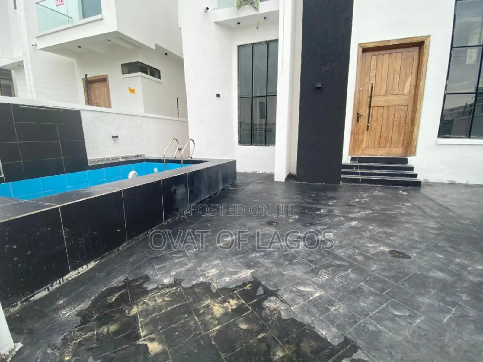 4bdrm Duplex in Chevron for sale