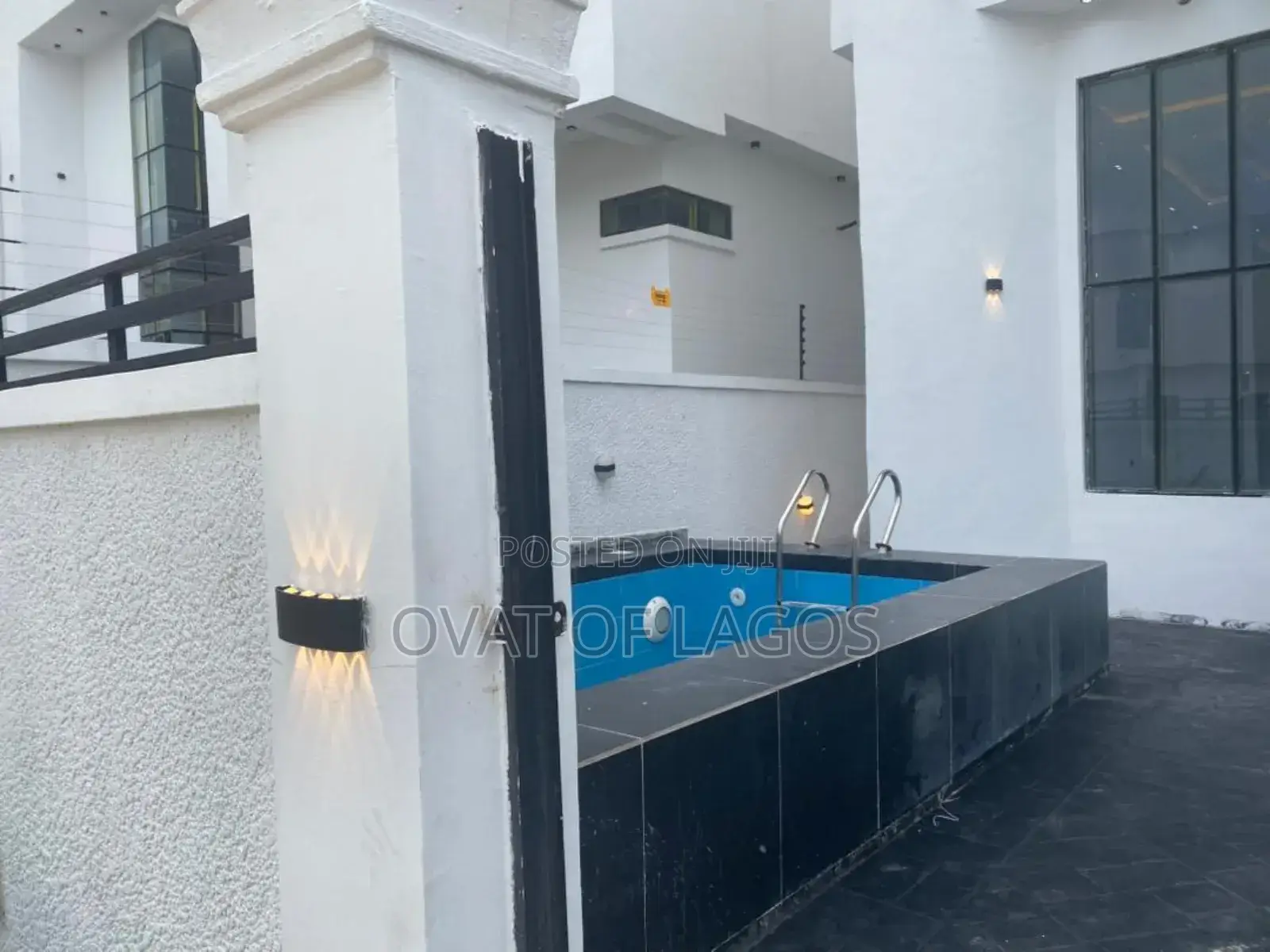 4bdrm Duplex in Chevron for sale