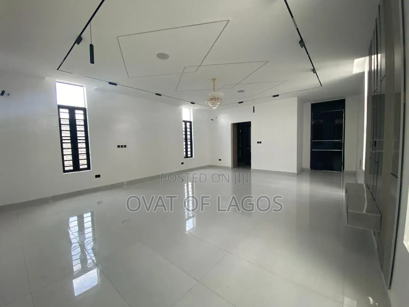 5bdrm Duplex in Chevron for sale