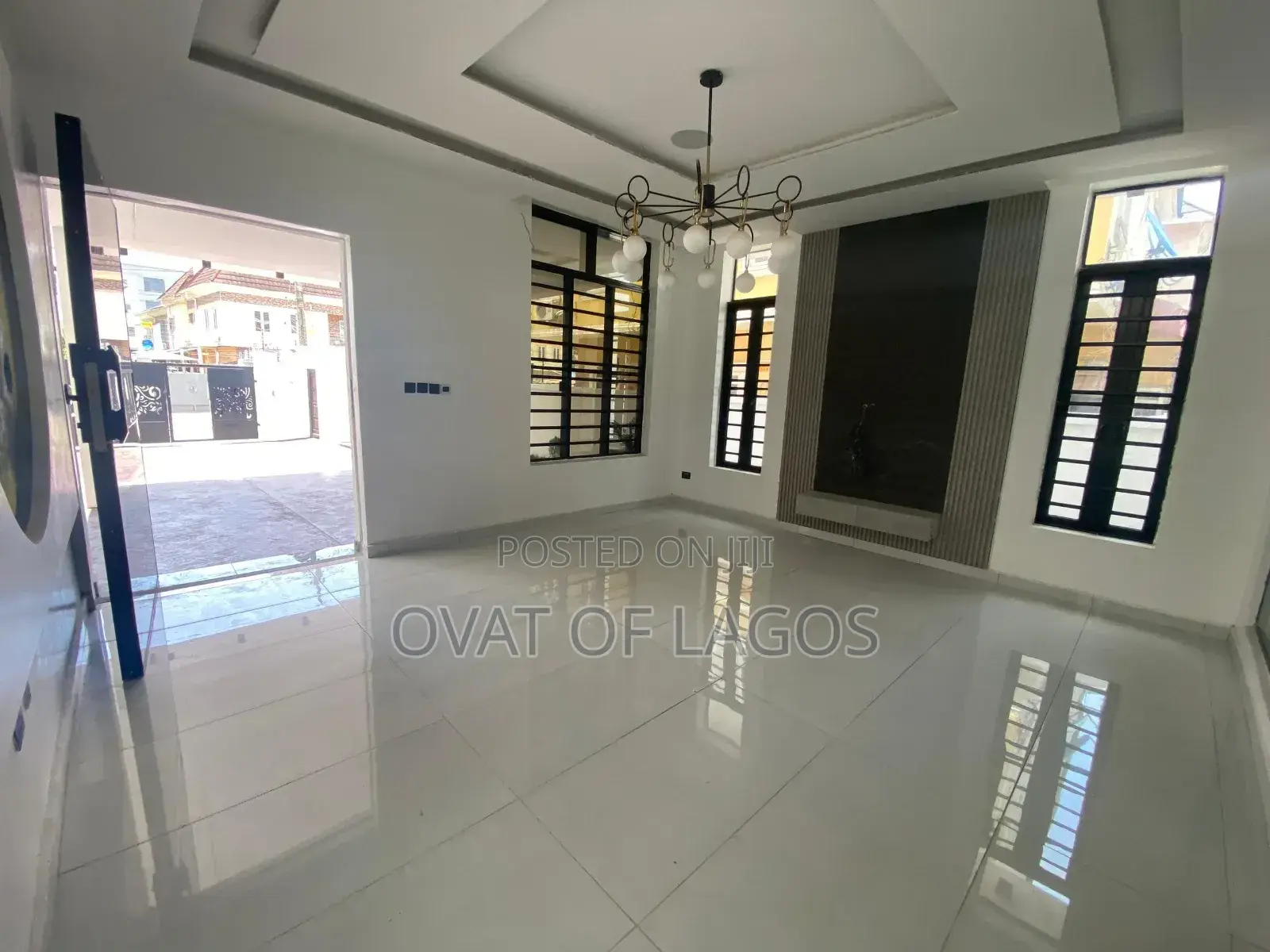 5bdrm Duplex in Chevron for sale