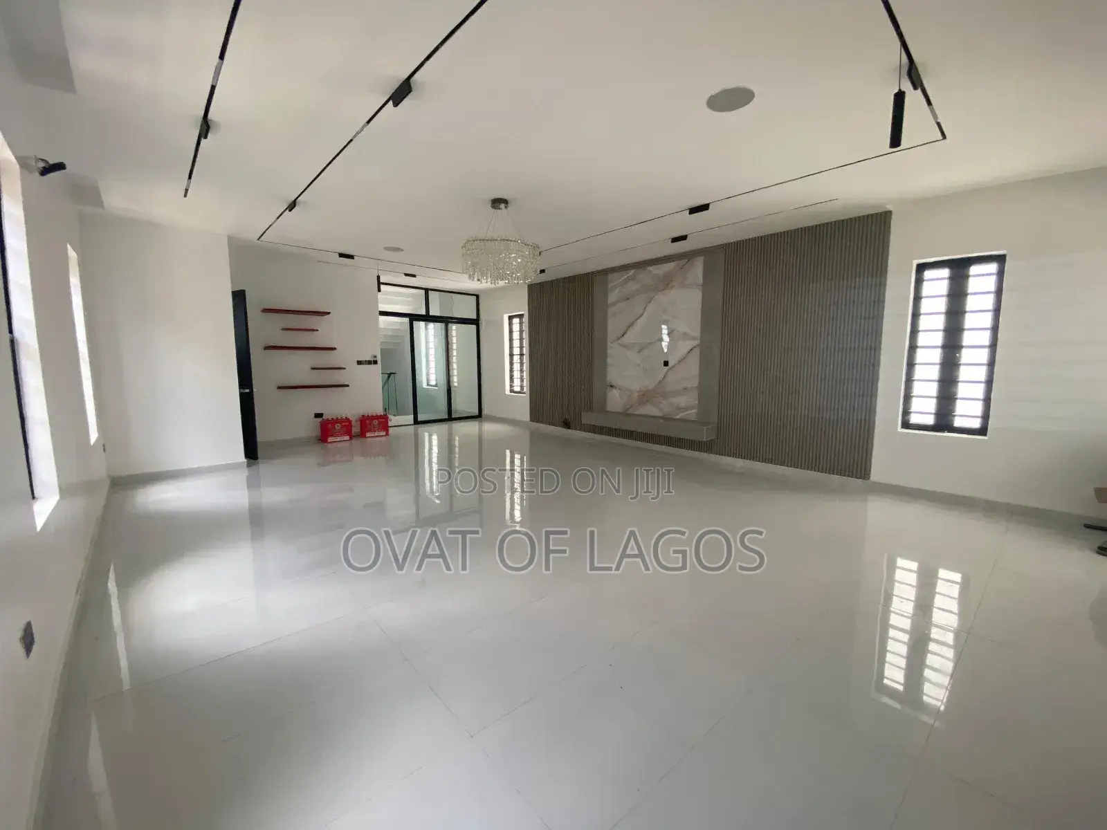 5bdrm Duplex in Chevron for sale