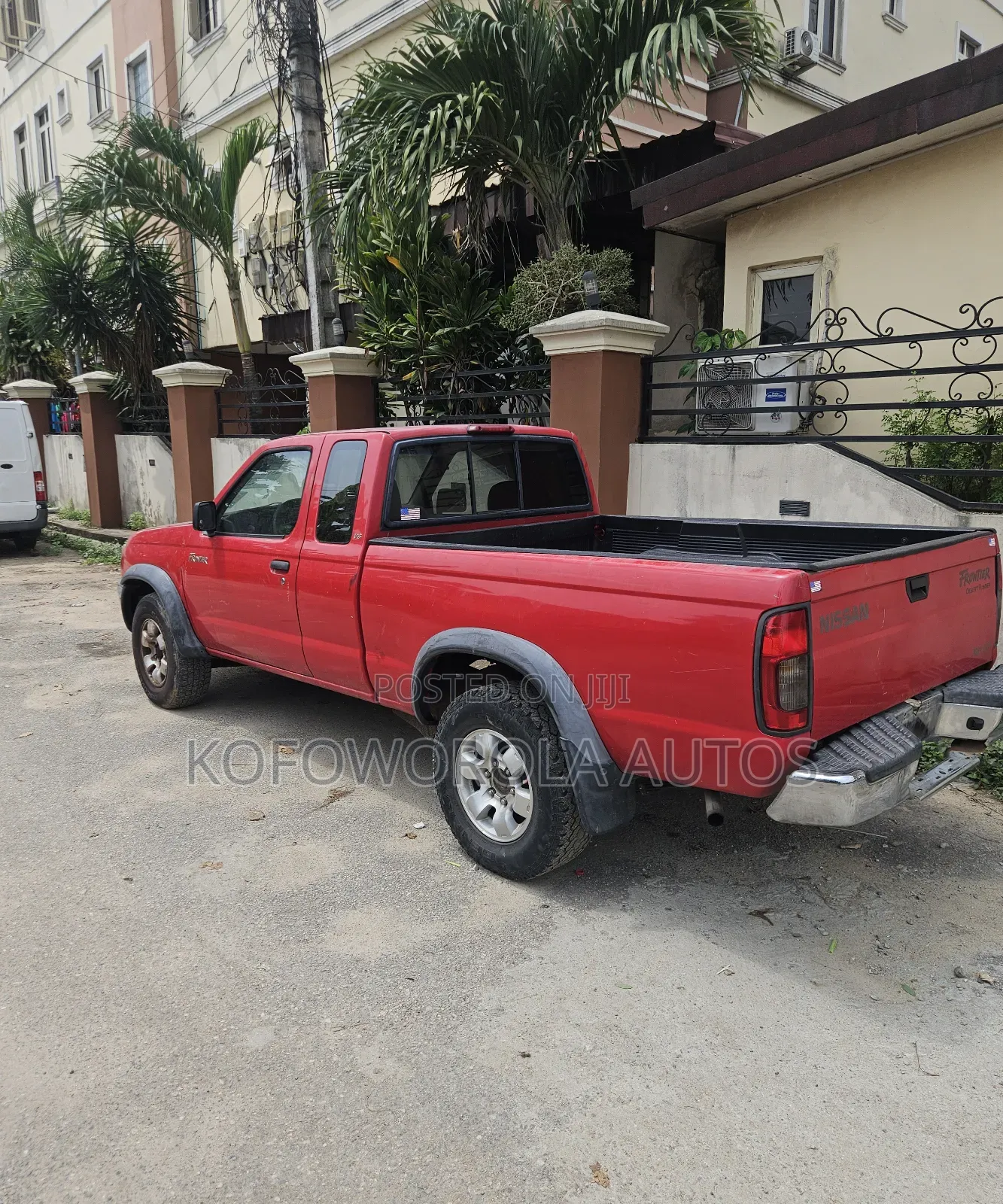 Nissan Frontier Desert Runner XE-V6 4x2 King Cab 116.1 in. WB 2000 Red