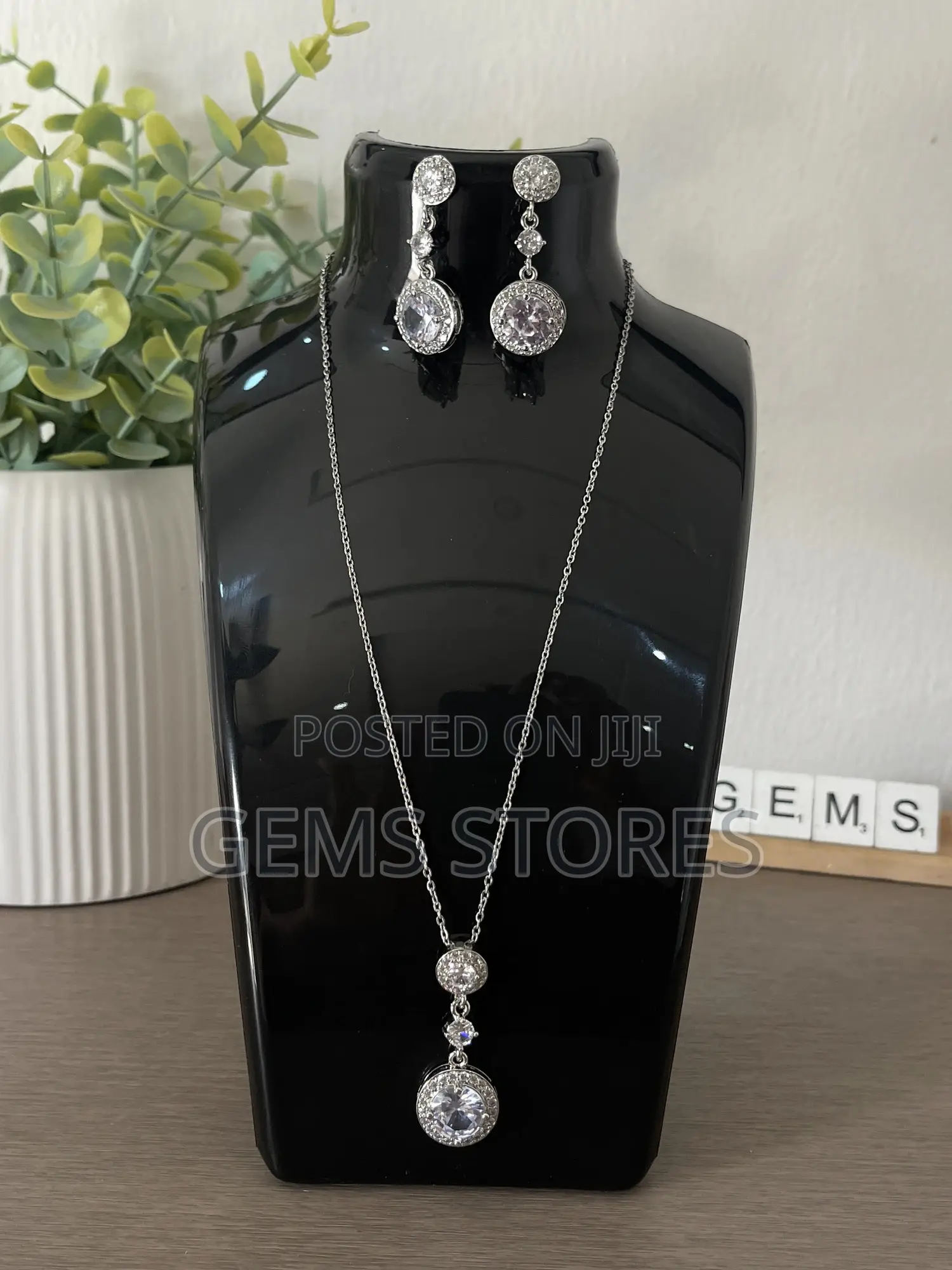 Luxurious Silver Halo Crystal Pendant Earrings Jewelry Set