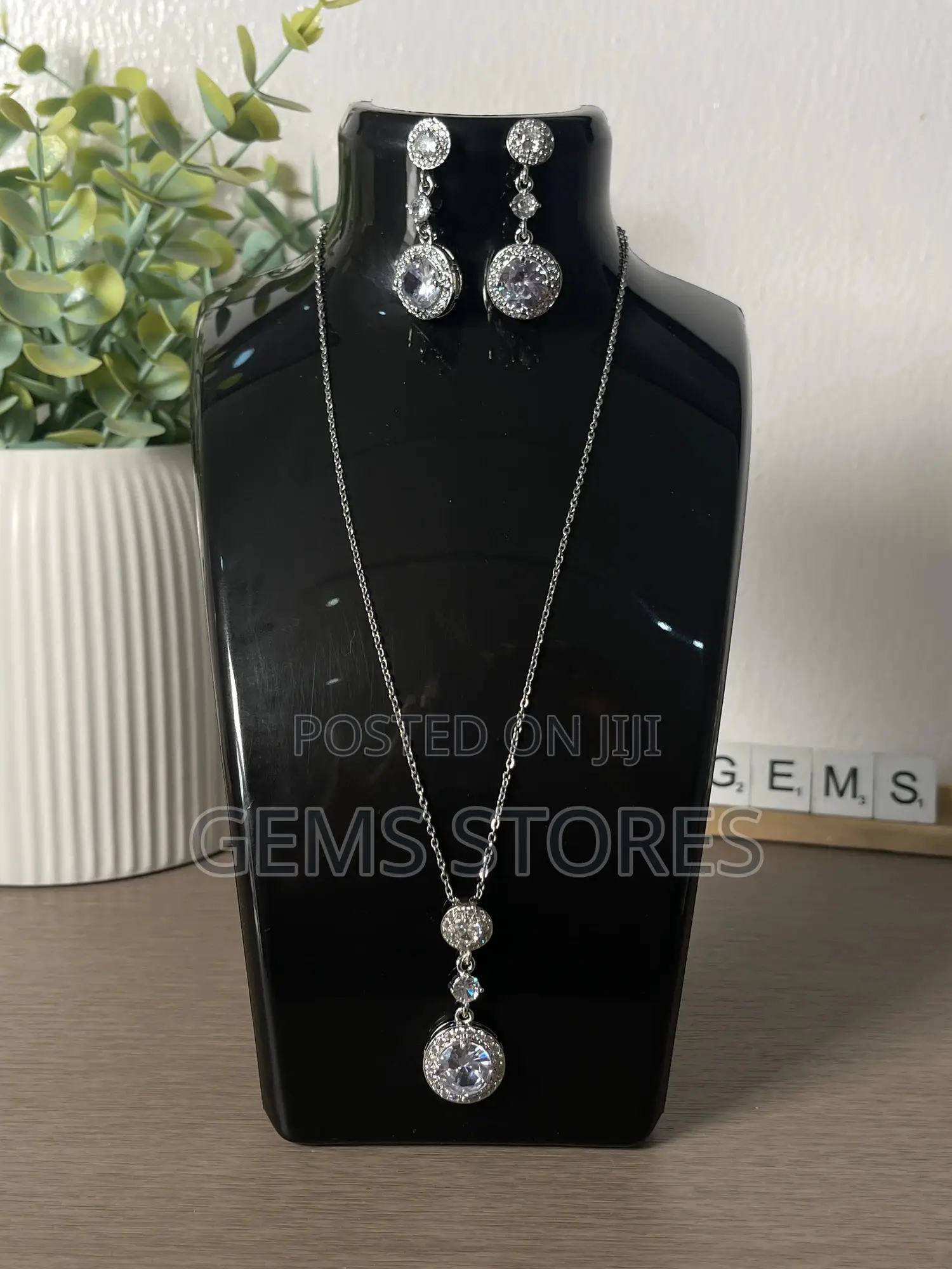 Luxurious Silver Halo Crystal Pendant Earrings Jewelry Set