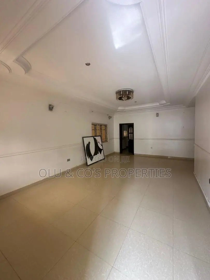 3bdrm Block of Flats in Residential Area, Apo District for rent