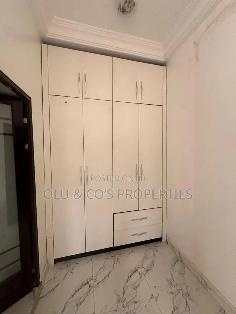 3bdrm Block of Flats in Residential Area, Apo District for rent