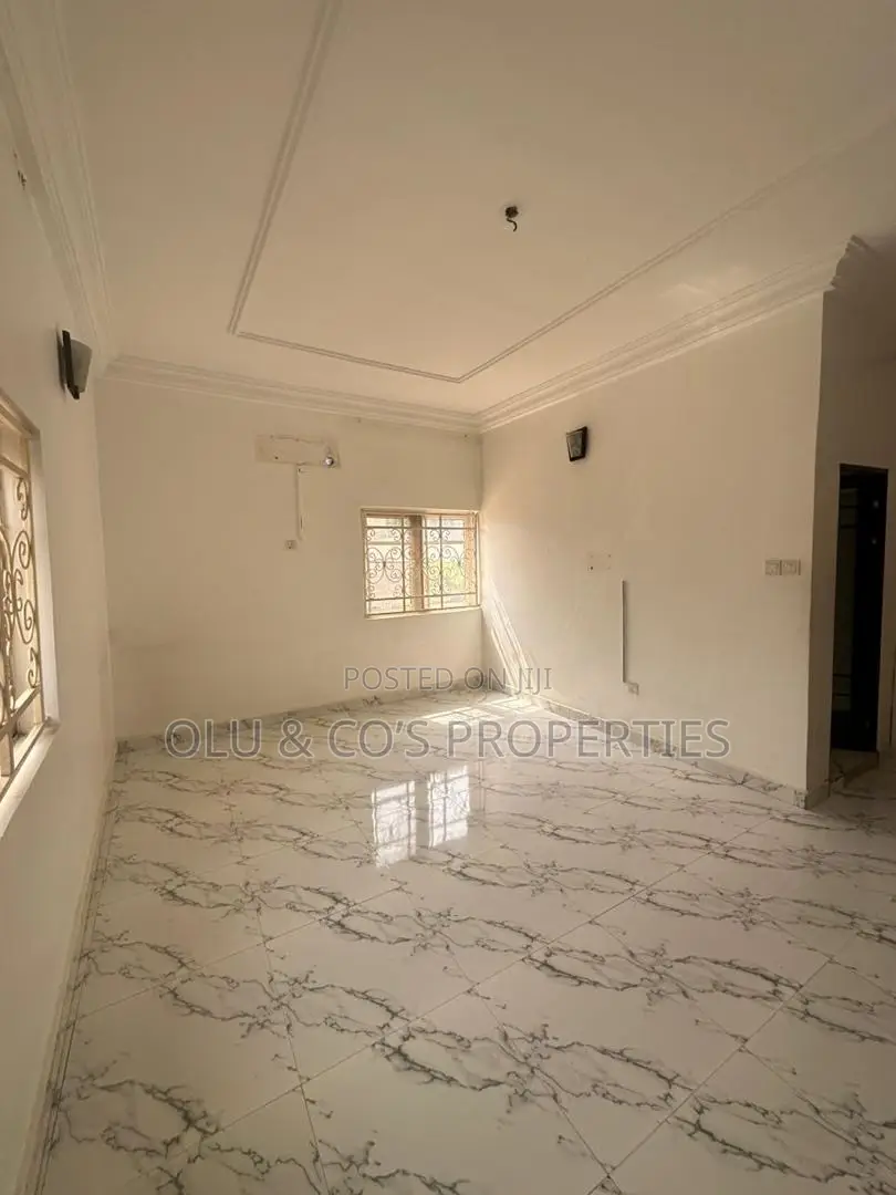3bdrm Block of Flats in Residential Area, Apo District for rent