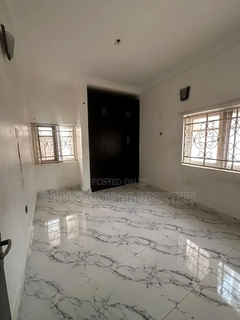 3bdrm Block of Flats in Residential Area, Apo District for rent