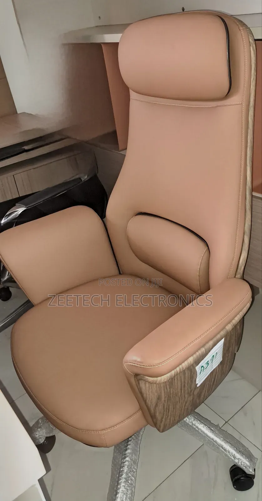 High-Quality Leather Executive Office Swivel Chair.