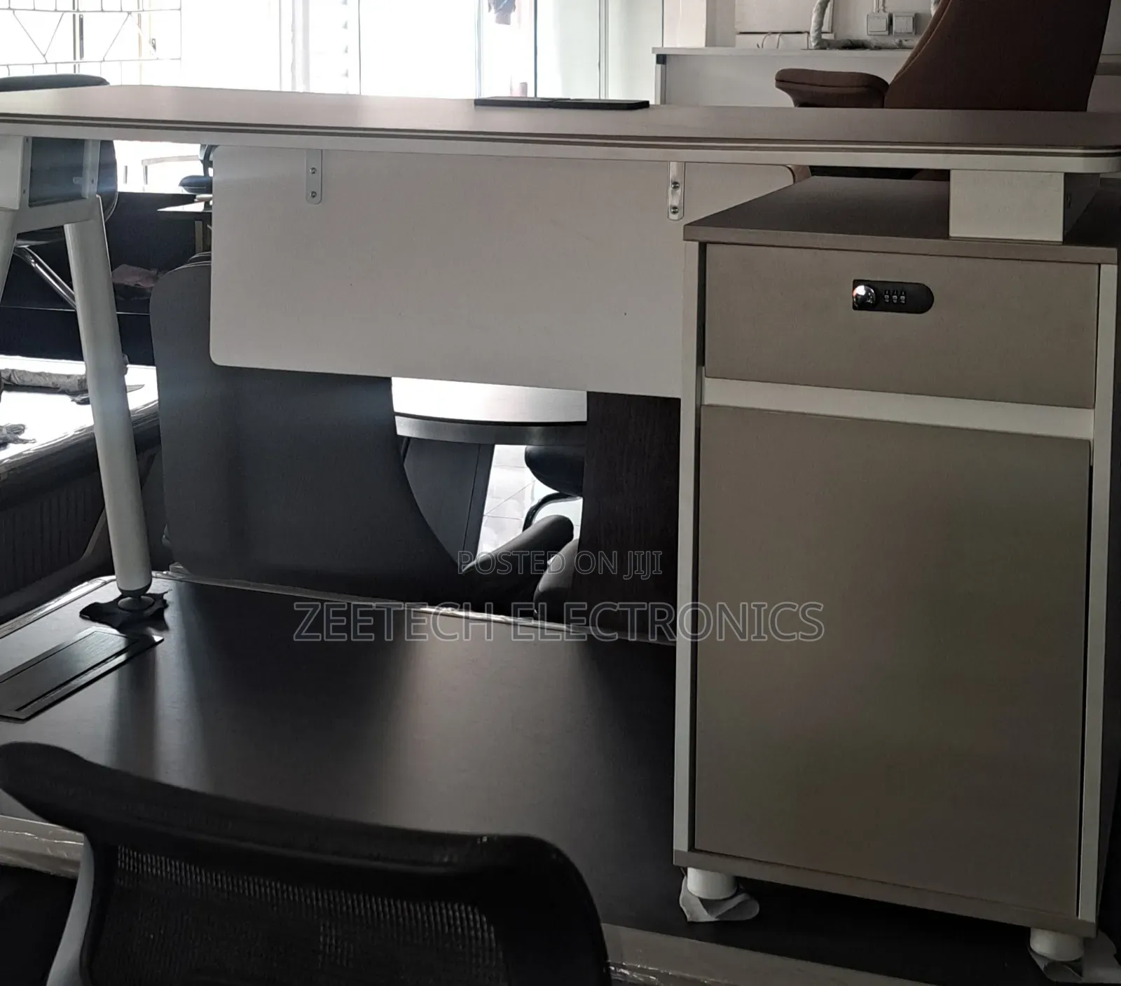 Modern Office Desk With an Attached Storage Cabinet 1.2meter
