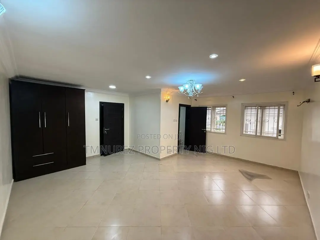 3bdrm Apartment in Lekki Phase 1 for rent
