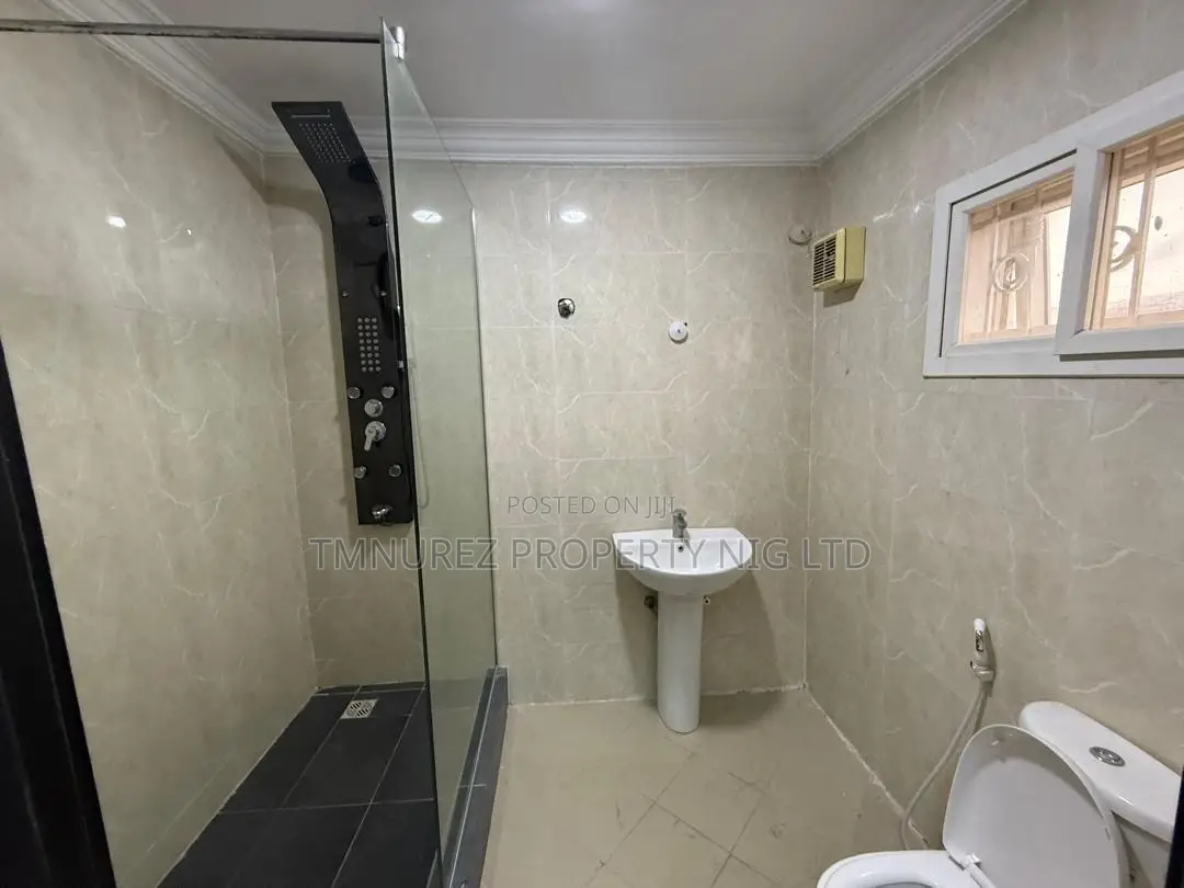 2bdrm Apartment in Lekki Phase 1 for rent