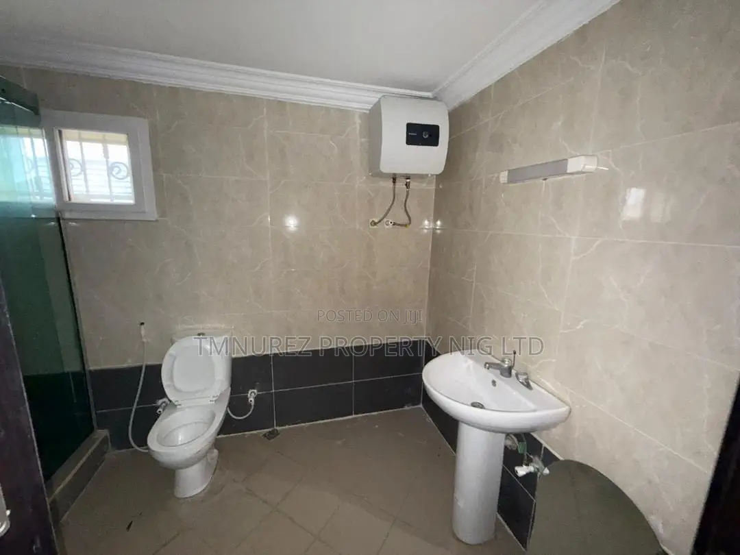 2bdrm Apartment in Lekki Phase 1 for rent