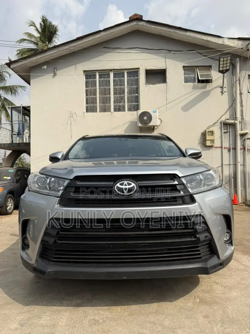 Toyota Highlander SE 2019 Silver