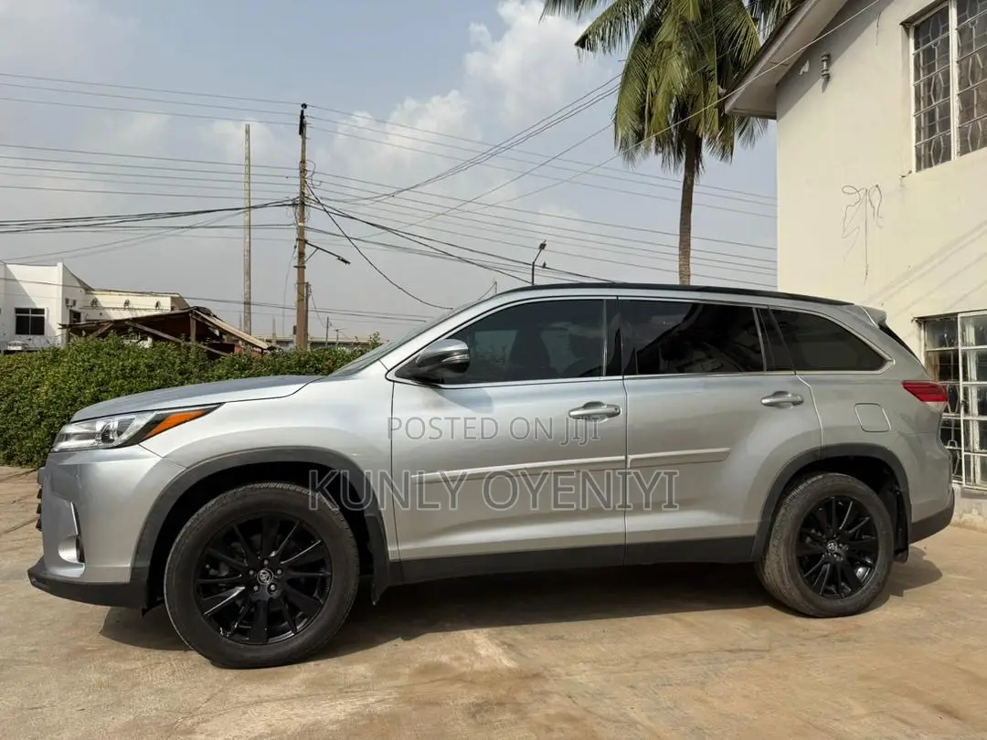 Toyota Highlander SE 2019 Silver