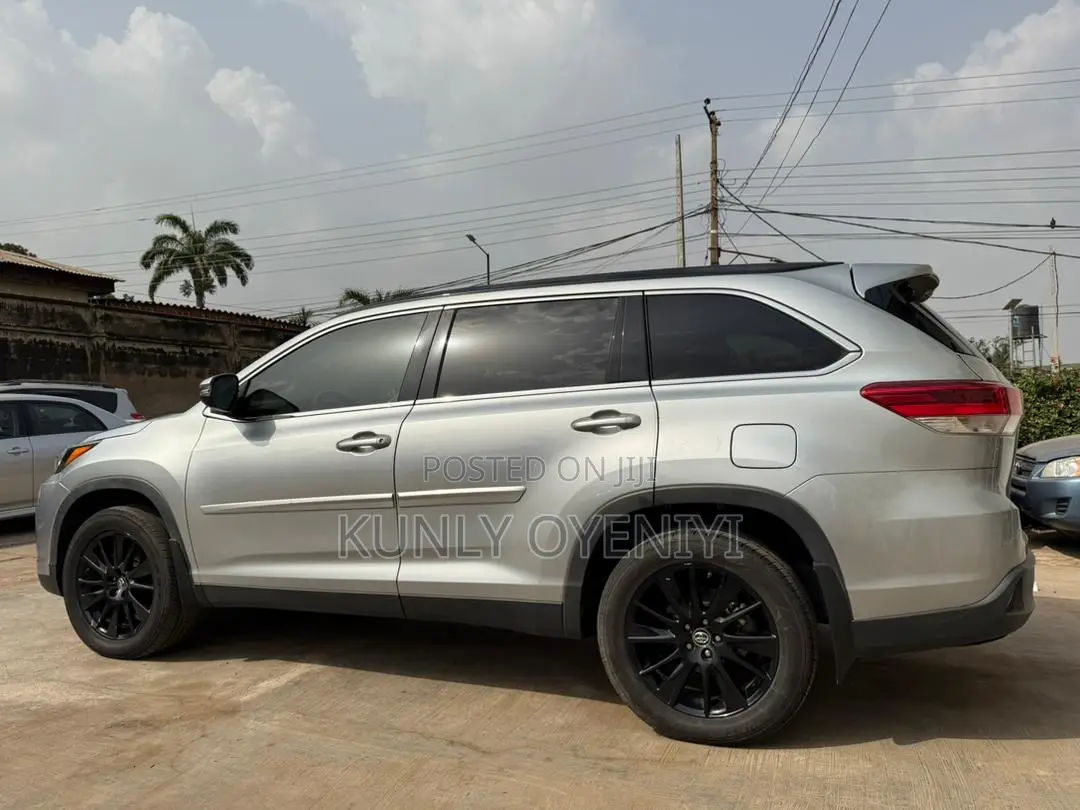 Toyota Highlander SE 2019 Silver