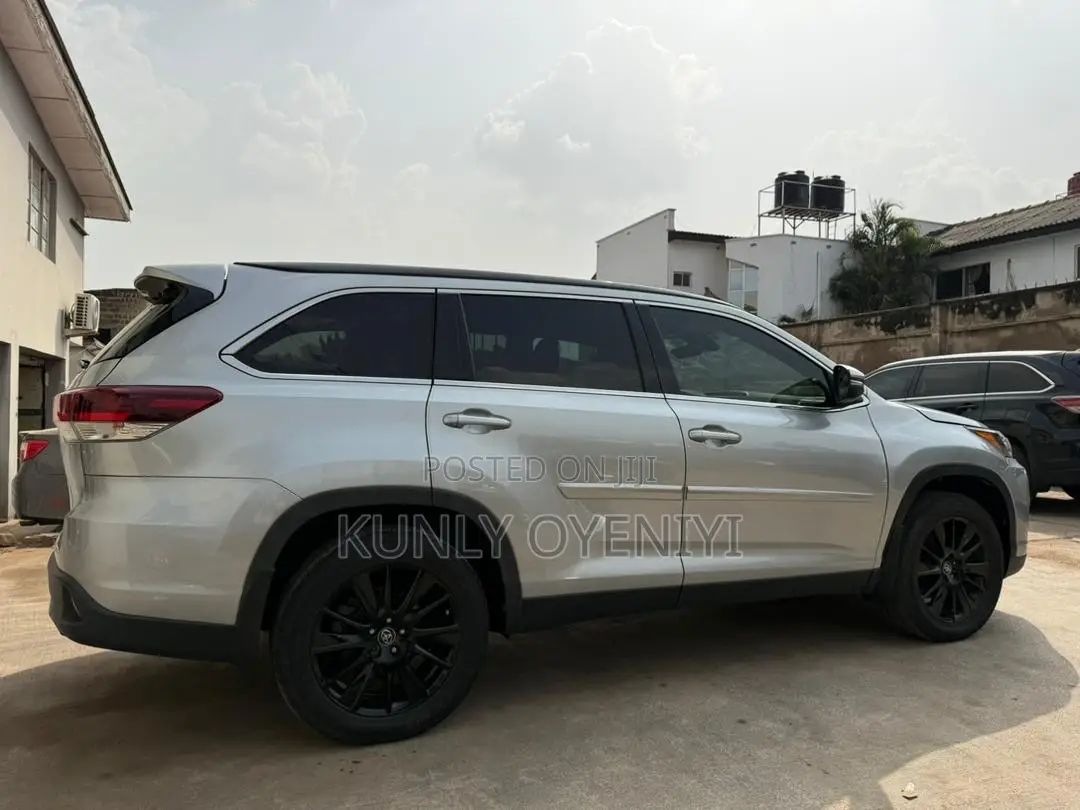 Toyota Highlander SE 2019 Silver