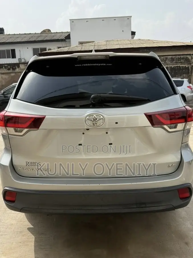 Toyota Highlander SE 2019 Silver