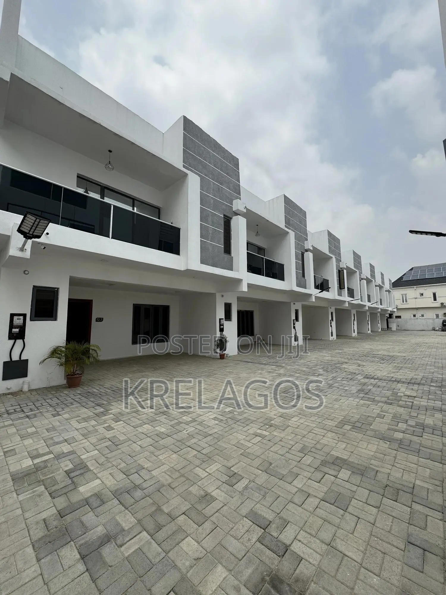 4bdrm Duplex in Orchid, Chevron for sale