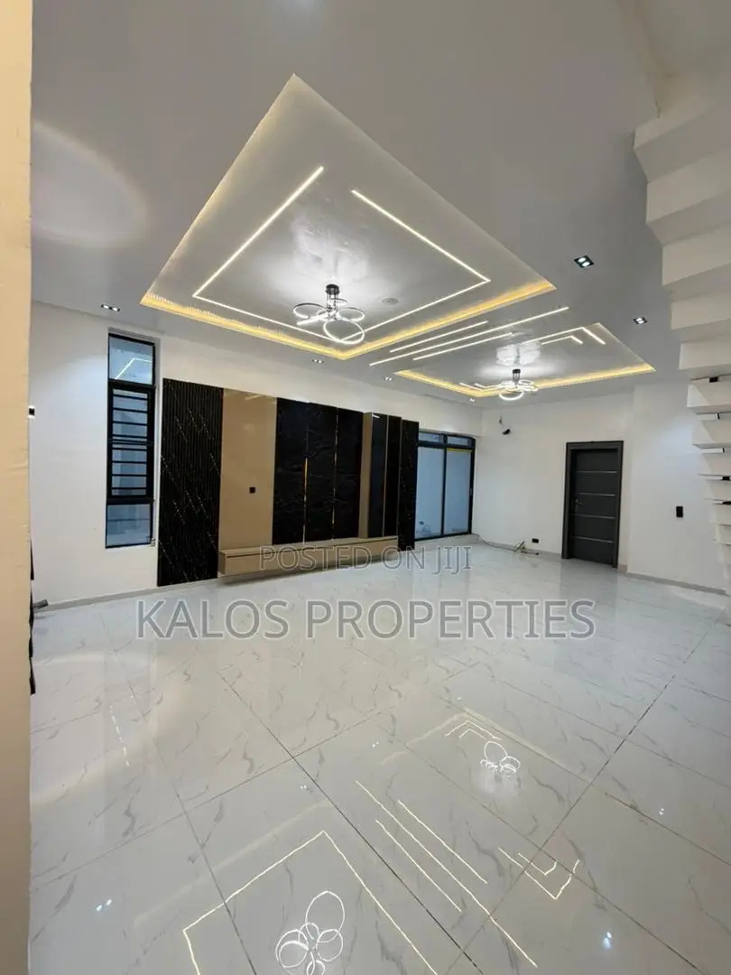 5bdrm Duplex in Vgc for sale