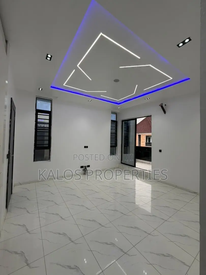 5bdrm Duplex in Vgc for sale