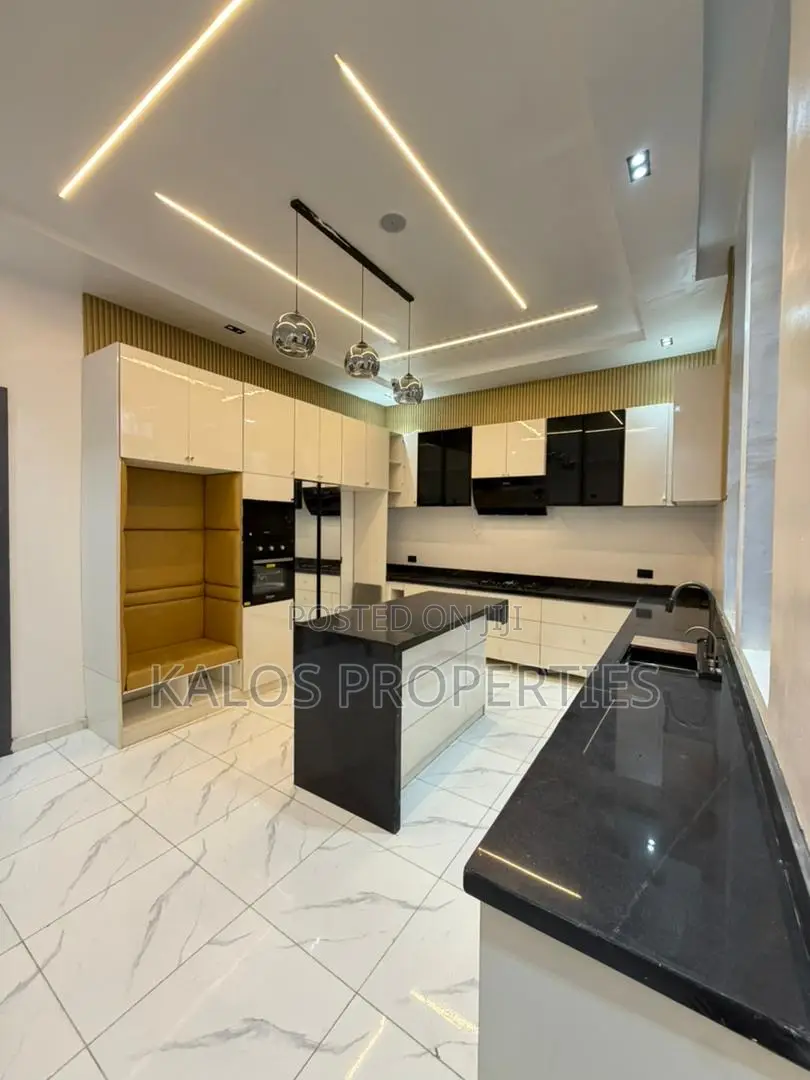 5bdrm Duplex in Vgc for sale
