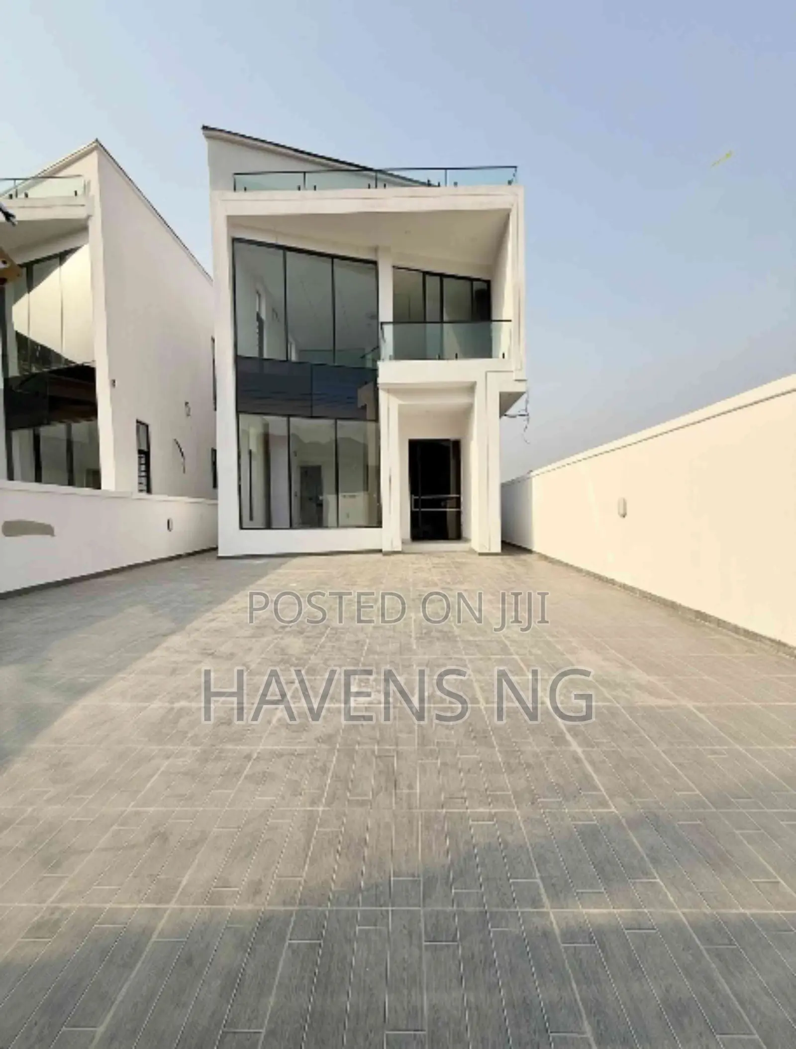 5bdrm Duplex in Chevron for sale