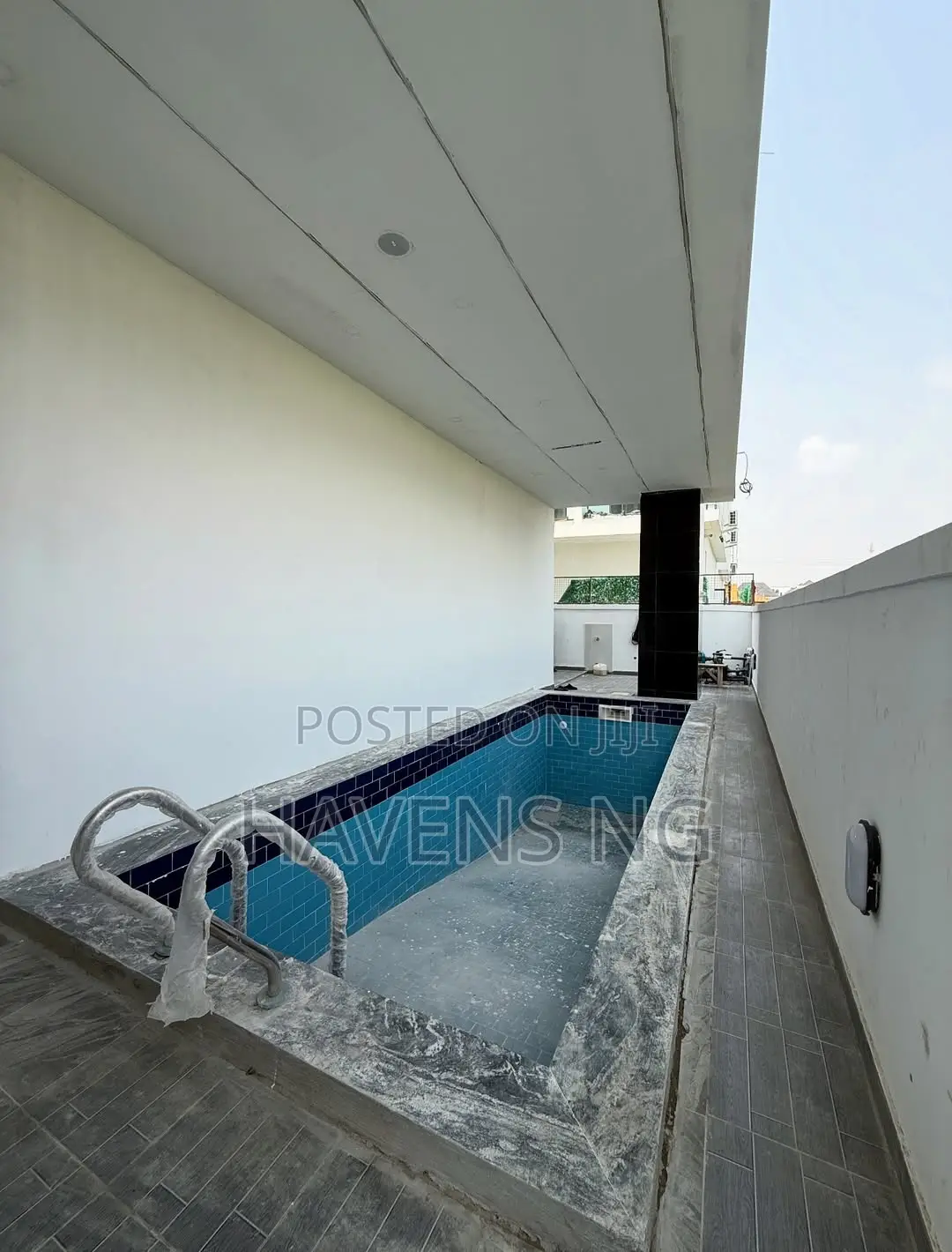 5bdrm Duplex in Chevron for sale