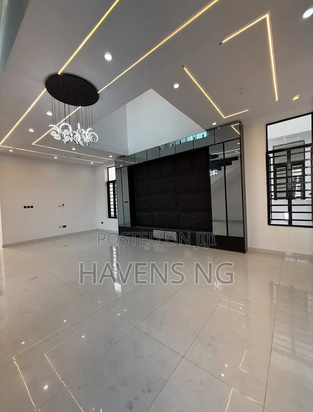 5bdrm Duplex in Chevron for sale