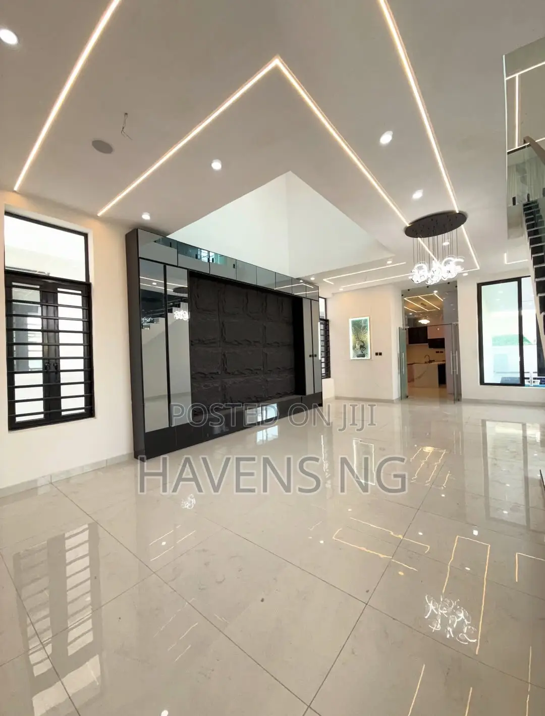 5bdrm Duplex in Chevron for sale