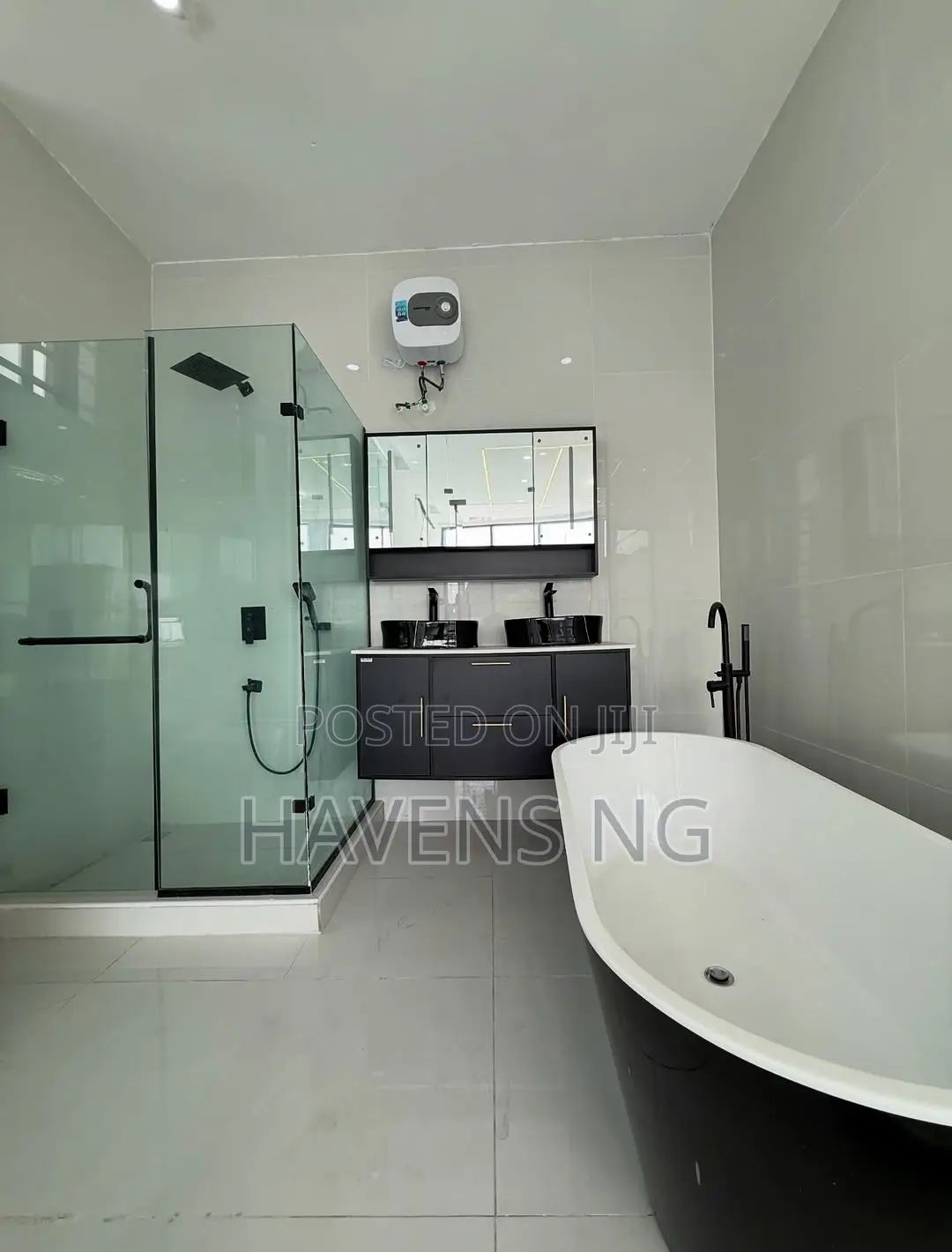 5bdrm Duplex in Chevron for sale