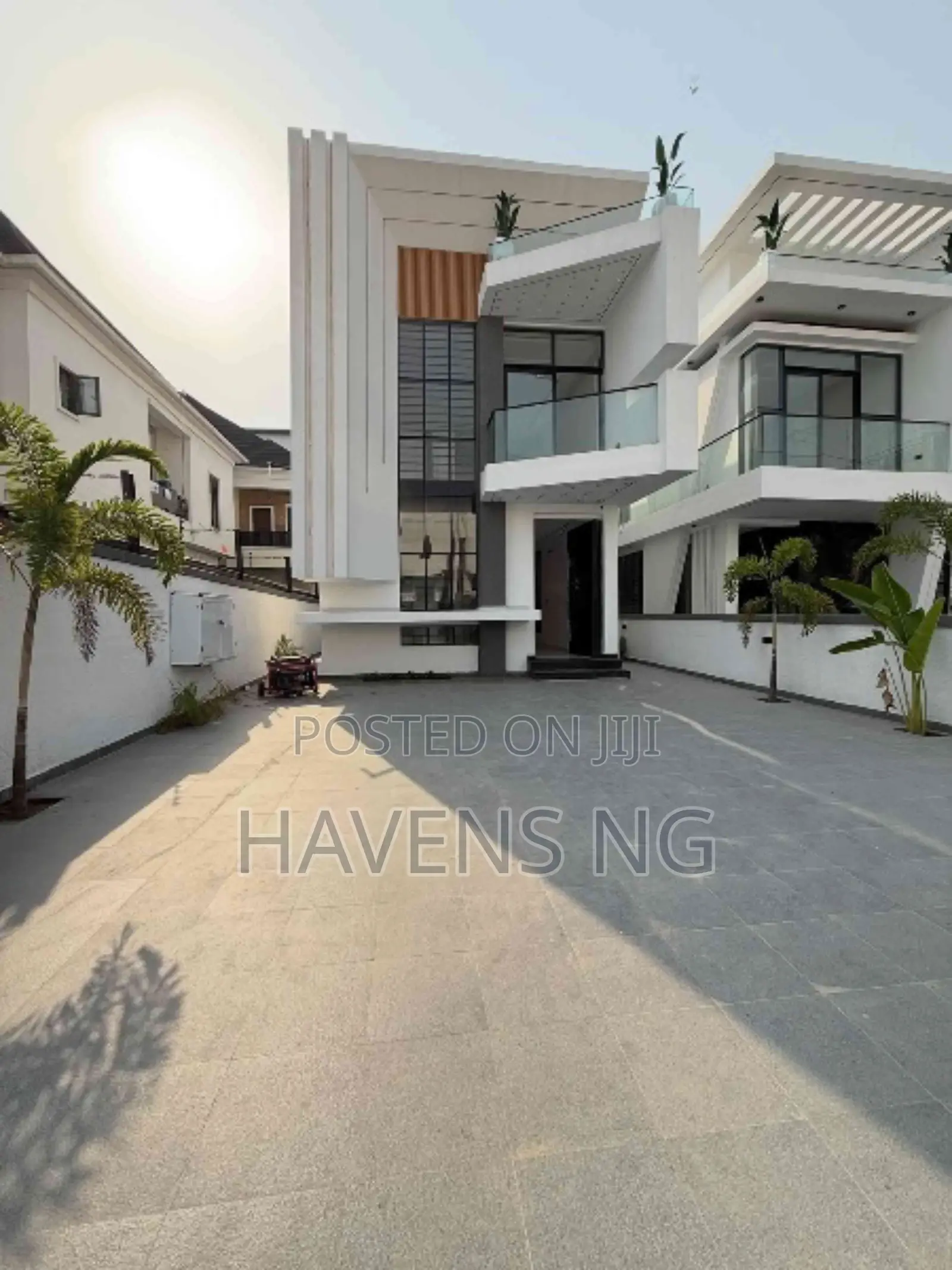 5bdrm Duplex in Chevron for sale