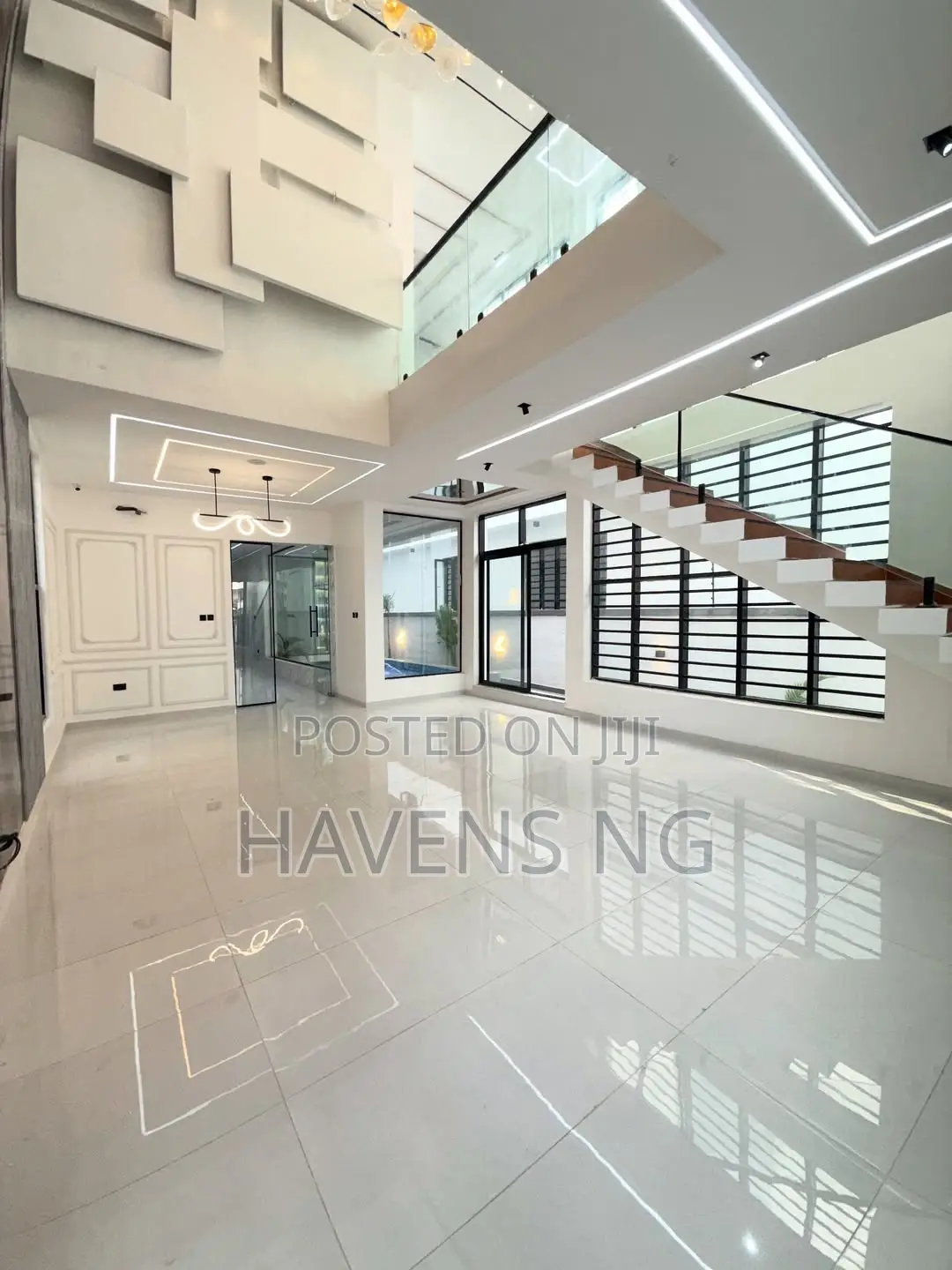 5bdrm Duplex in Chevron for sale