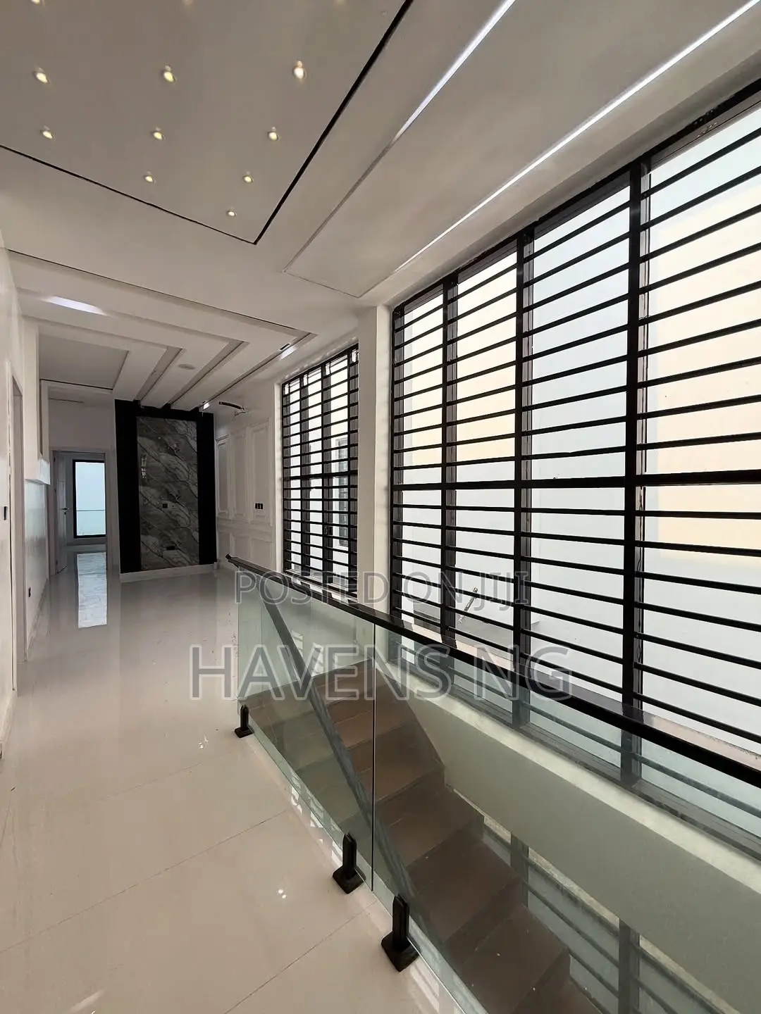 5bdrm Duplex in Chevron for sale