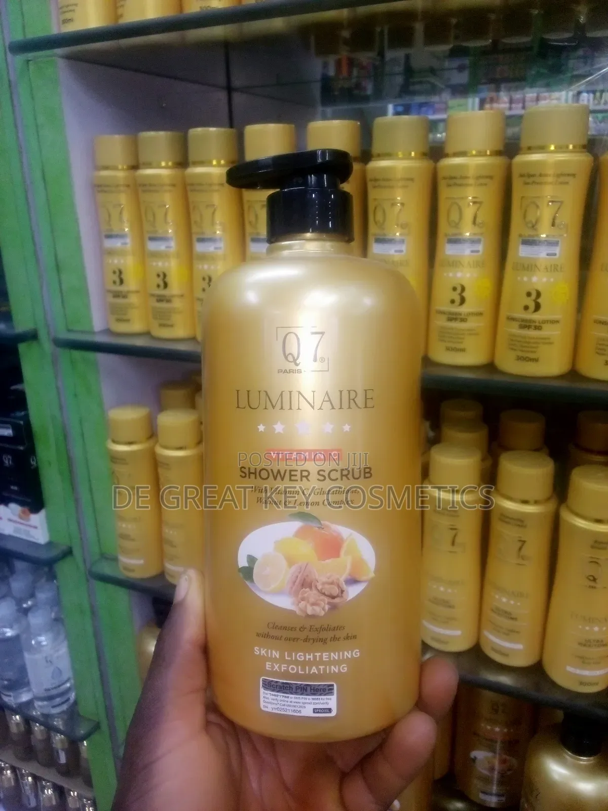 Q7 Luminaire Vitamin C Shower Scrub