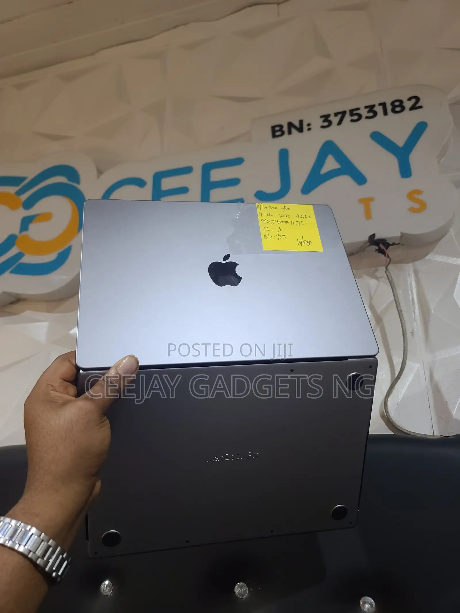 Apple MacBook Pro 2023 M2 Pro 14-Inch 16GB Apple M2 Ultra SSD 512GB