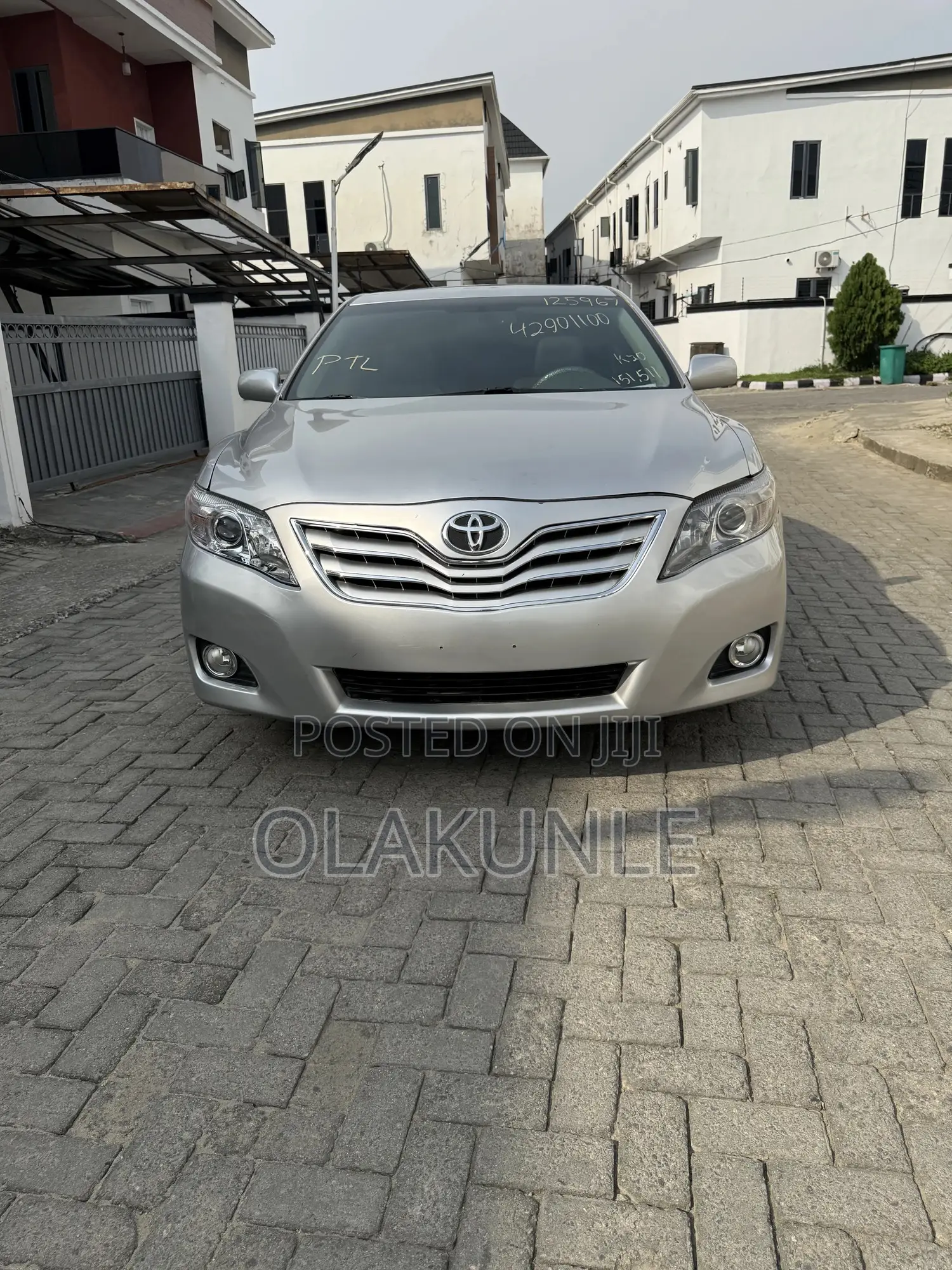Toyota Camry XLE V6 4dr Sedan (3.5L 6cyl 6A) 2011 Silver