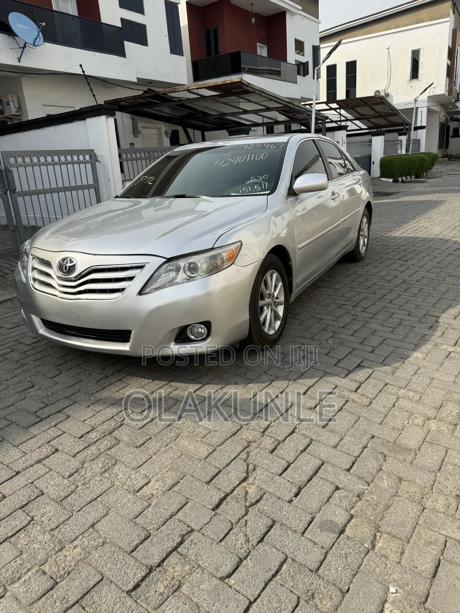 Toyota Camry XLE V6 4dr Sedan (3.5L 6cyl 6A) 2011 Silver