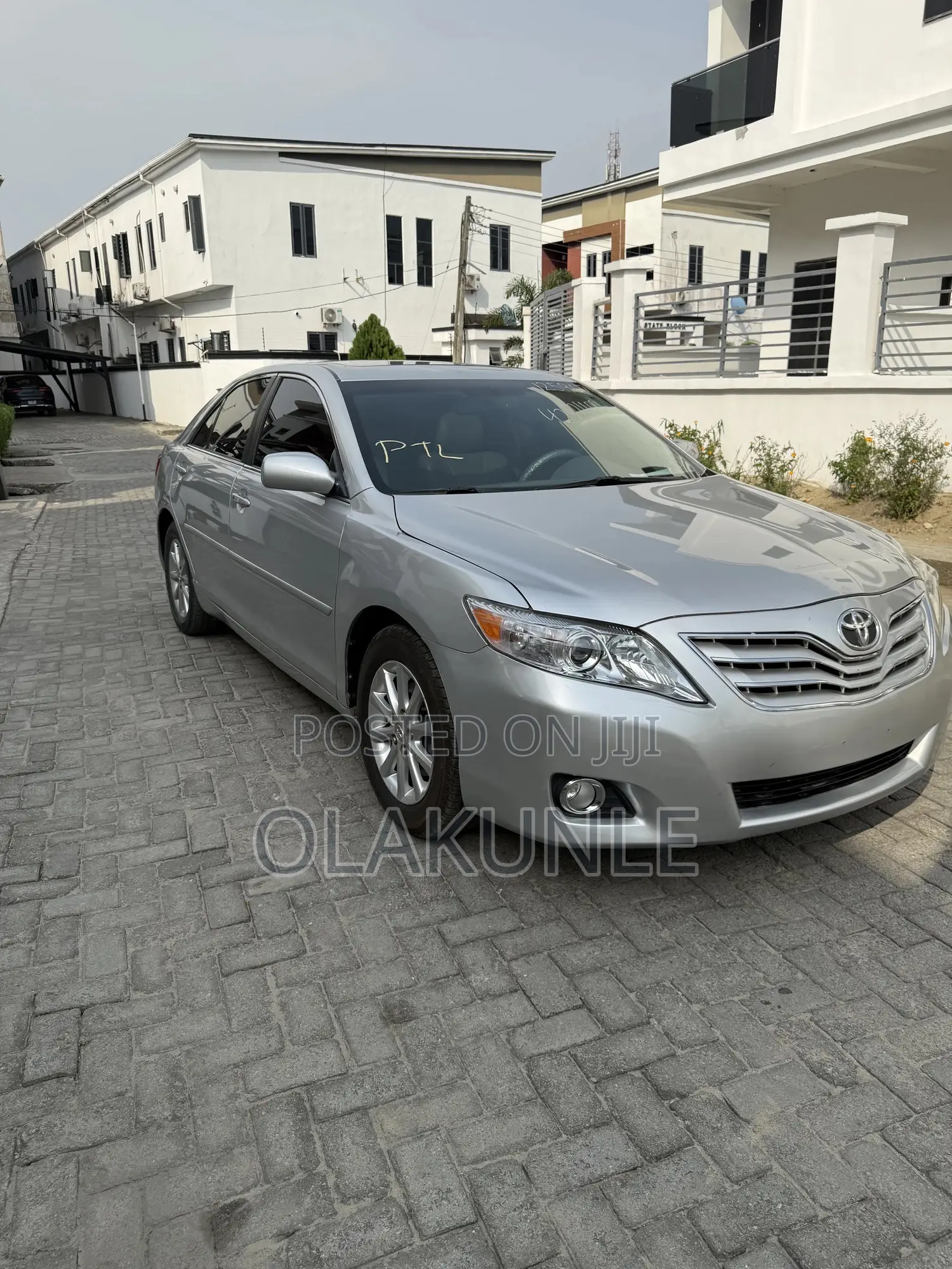 Toyota Camry XLE V6 4dr Sedan (3.5L 6cyl 6A) 2011 Silver