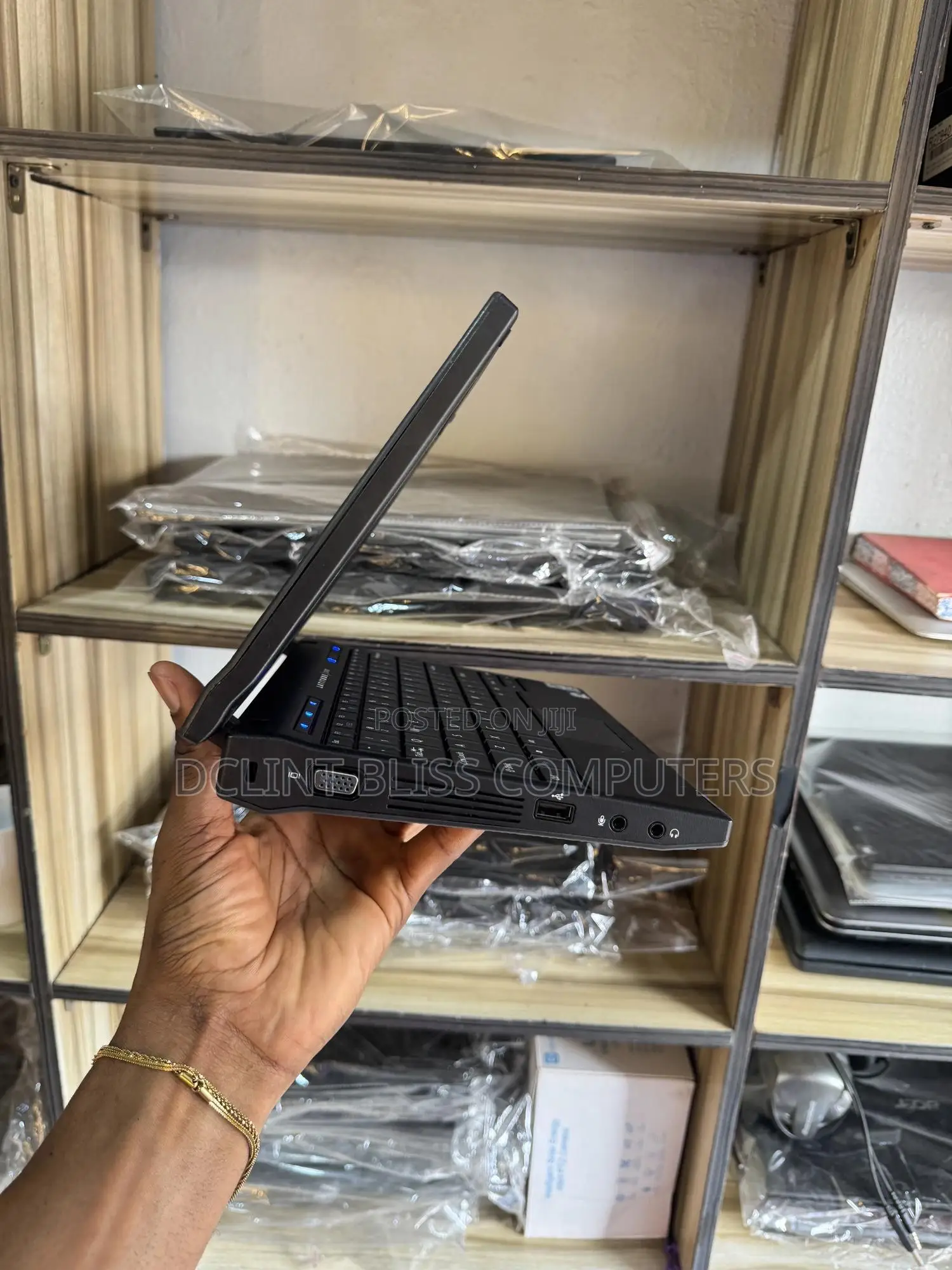 Laptop Dell Latitude 2100 2GB Intel Atom HDD 250GB