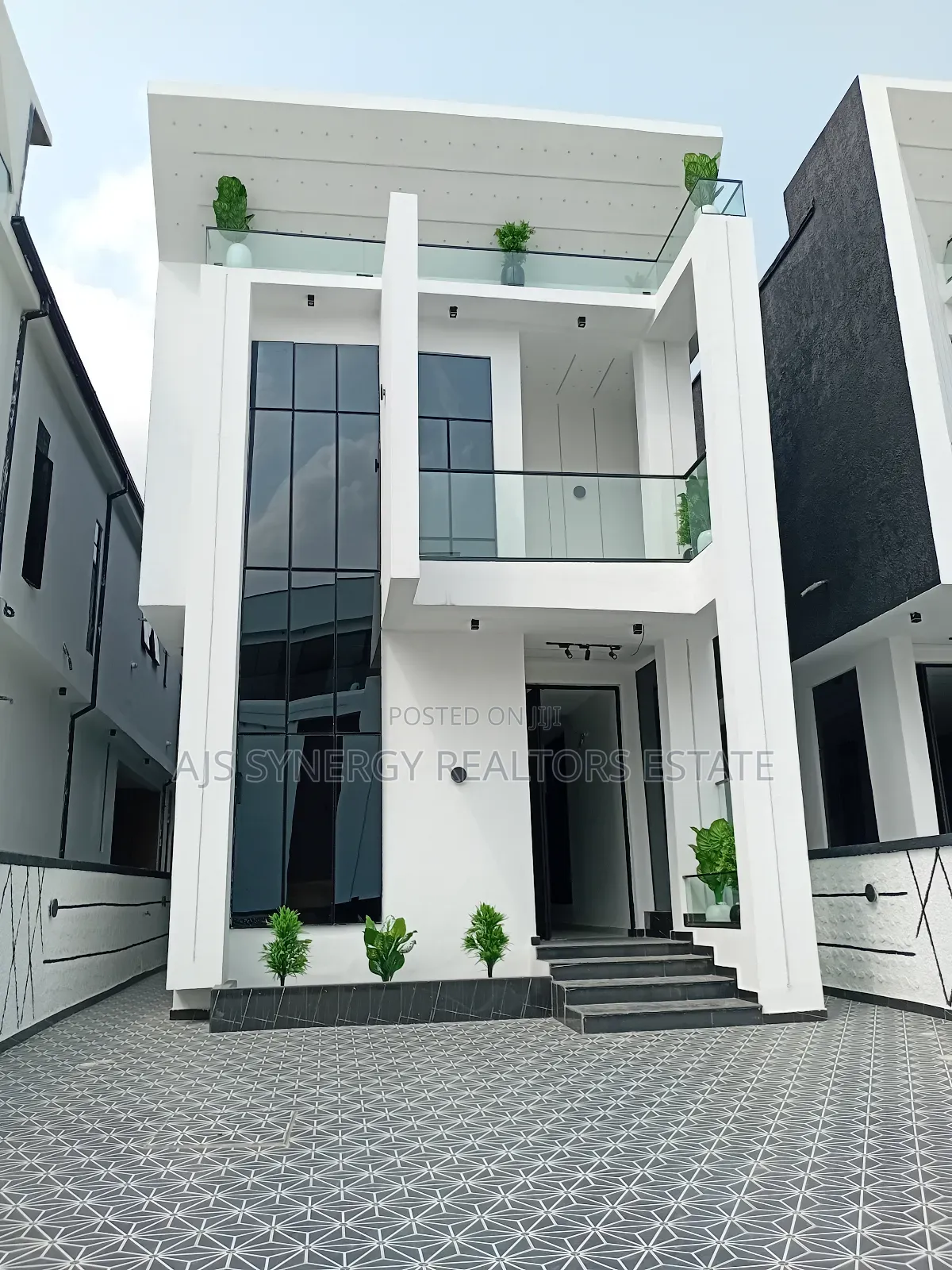 5bdrm Duplex in Chevron for sale