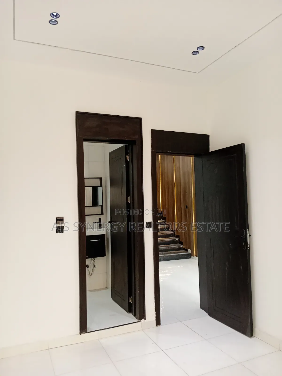5bdrm Duplex in Chevron for sale