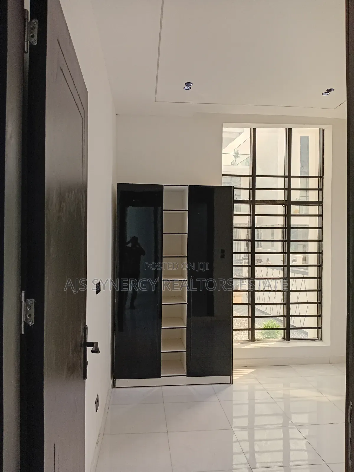 5bdrm Duplex in Chevron for sale