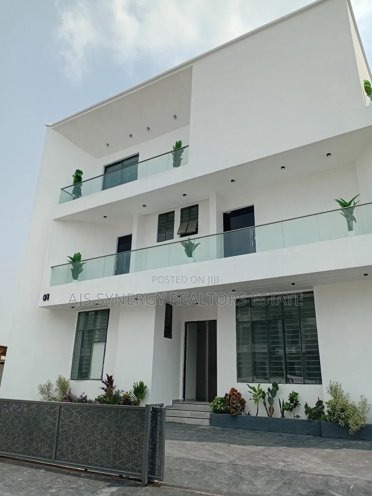 6bdrm Duplex in Chevron for sale