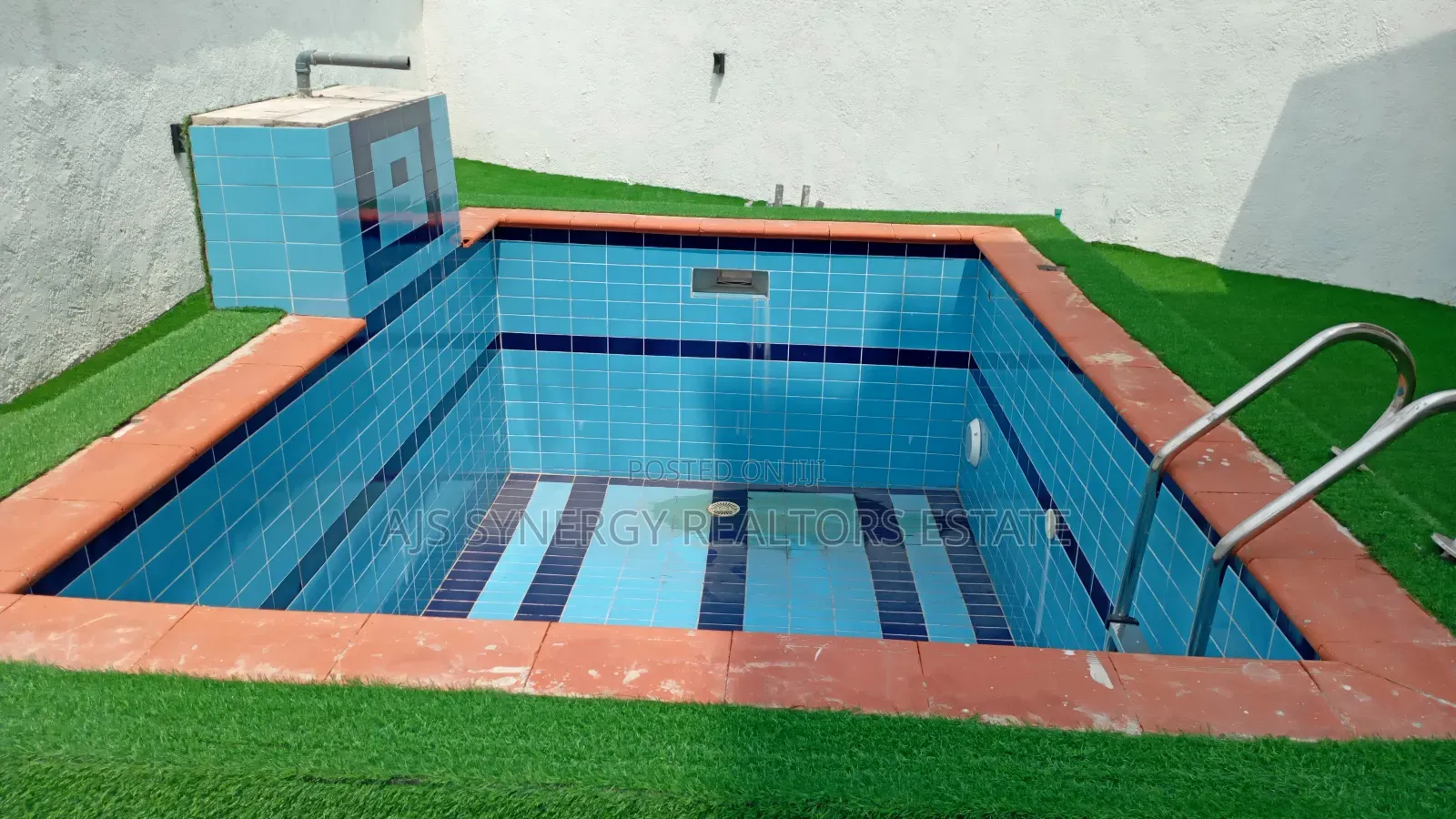 6bdrm Duplex in Chevron for sale