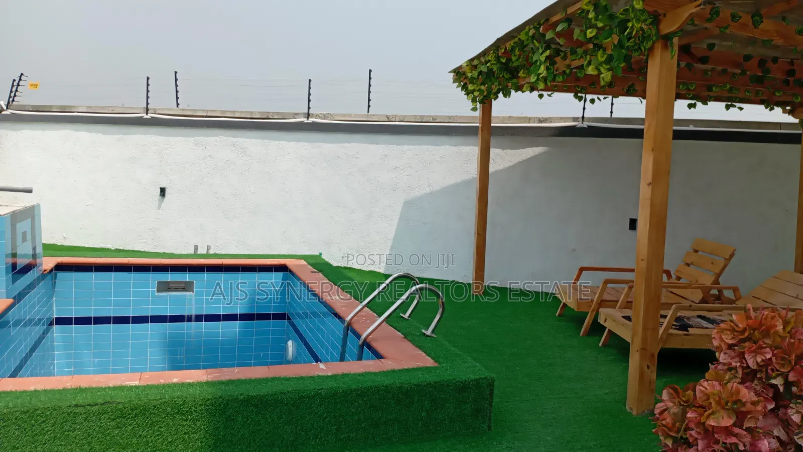 6bdrm Duplex in Chevron for sale