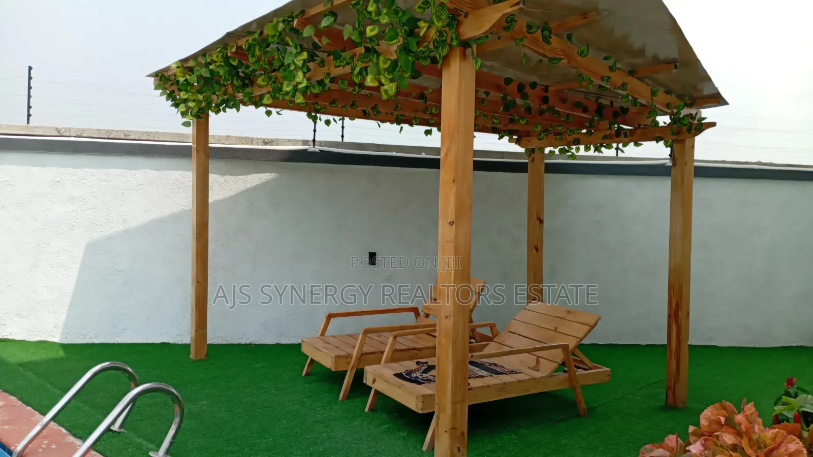 6bdrm Duplex in Chevron for sale