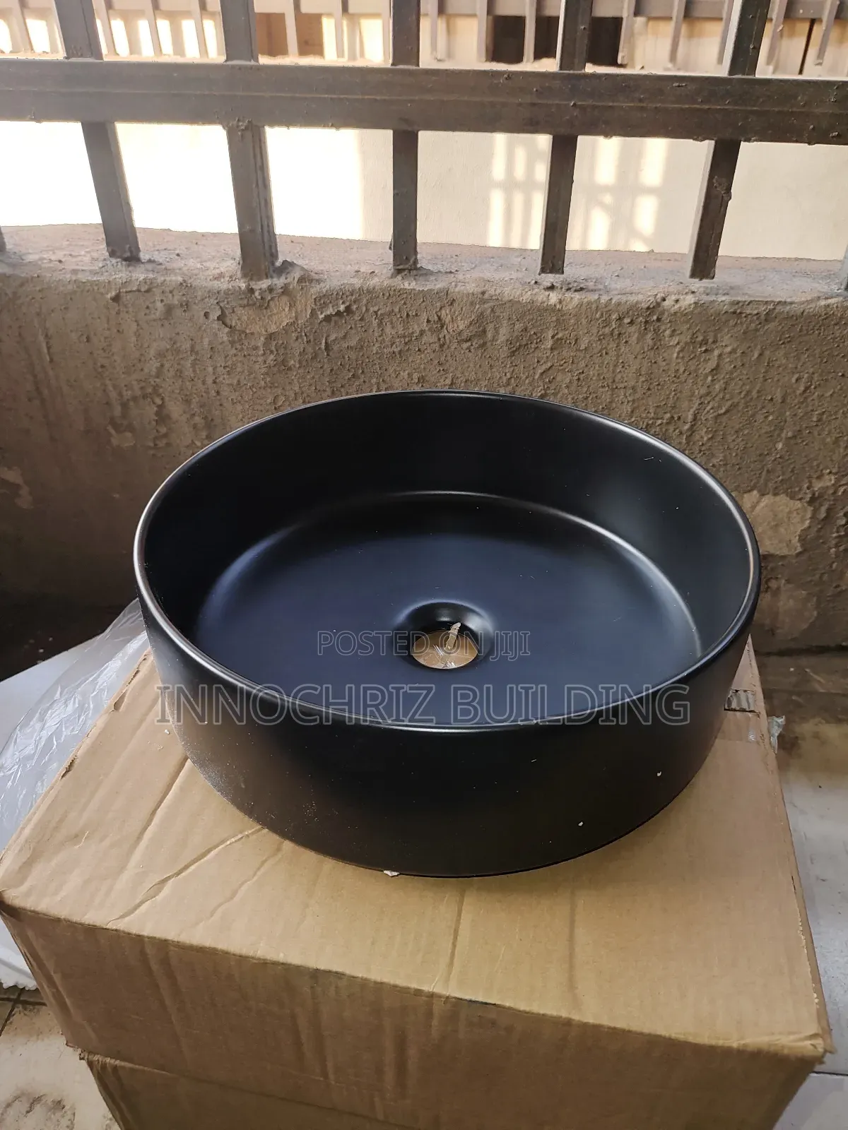 36 by 36cm Round Basin