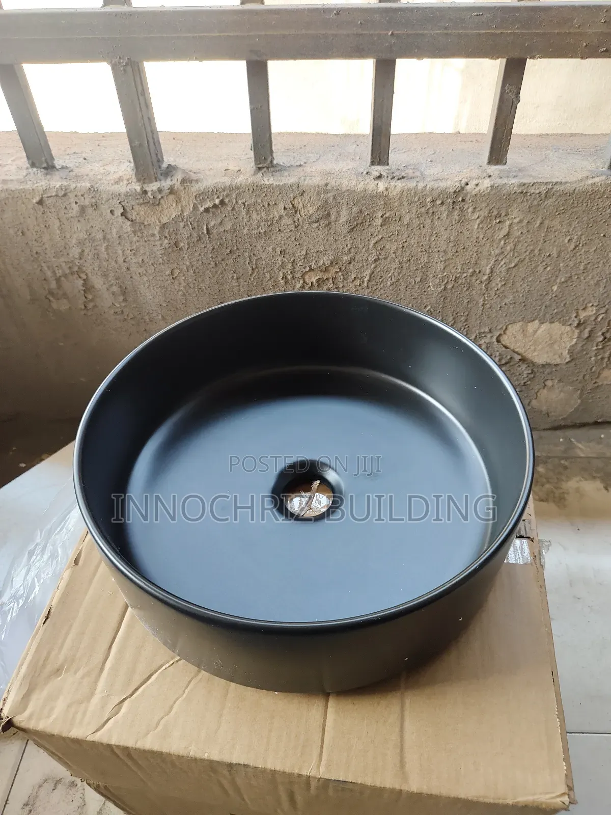 36 by 36cm Round Basin