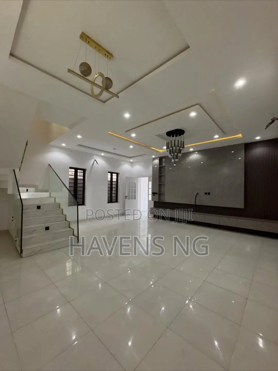 5bdrm House in Chevron for sale
